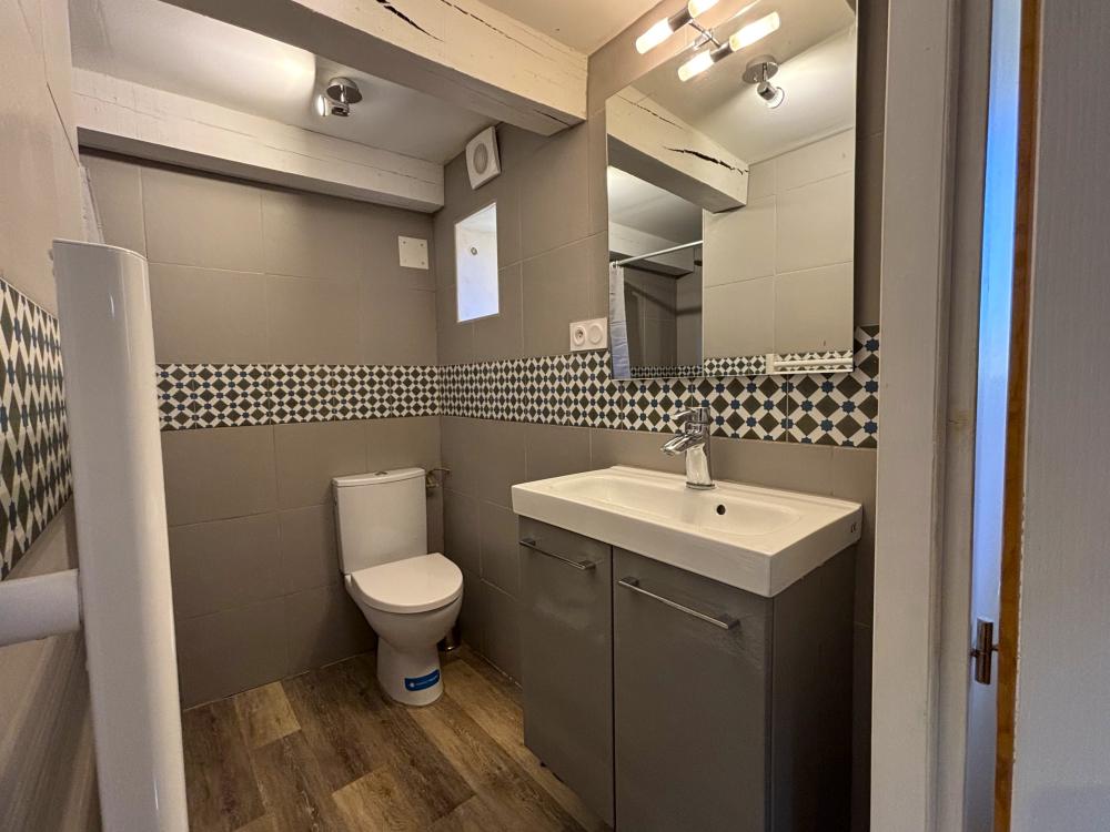 it also enjoys a private shower room