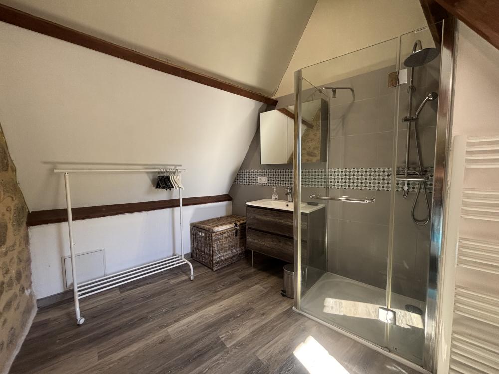 It enjoys an ensuite shower room 