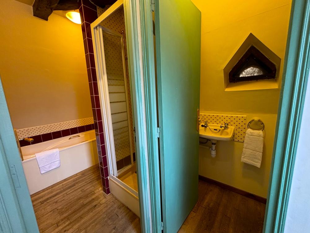 The small adjacent full bathroom 