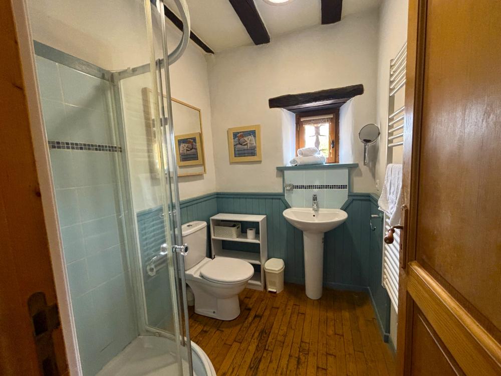 It enjoys an ensuite shower room 