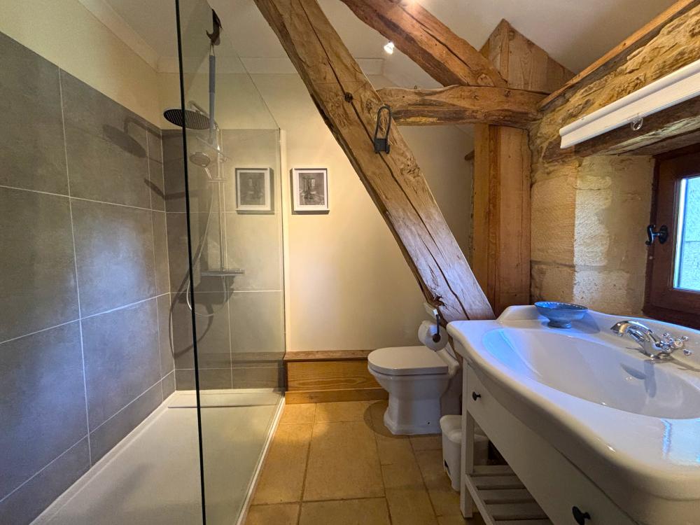 It enjoys a newly renovated shower room 