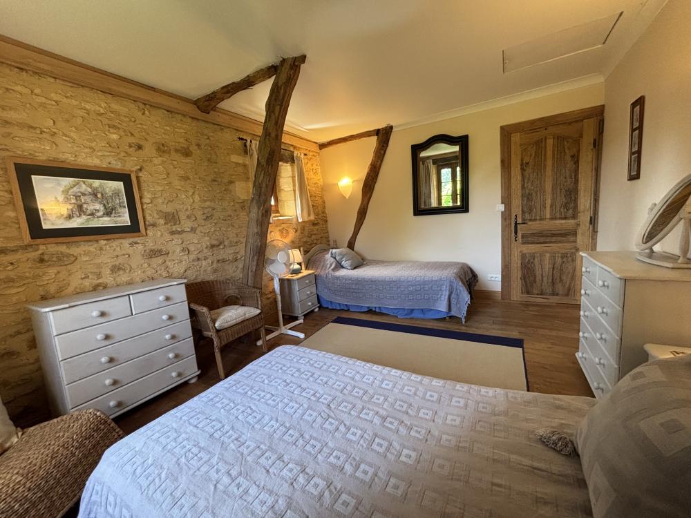 The adjacent twin bedroom