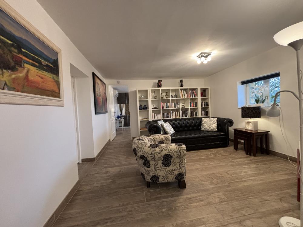 The separate flat on the groundfloor - the living room 