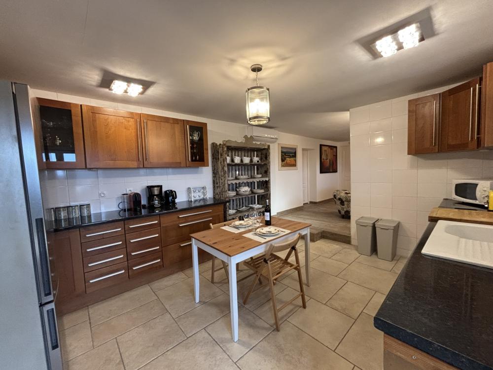 The separate flat on the groundfloor - the kitchen