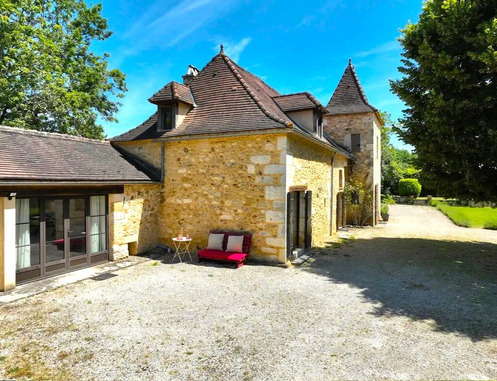 The guests' room is set at the entrance of the property
