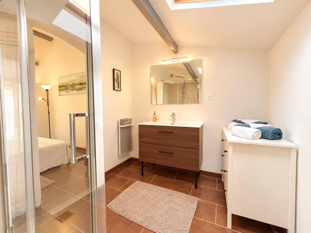 It nejoys an ensuite shower room 
