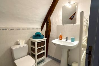 it enjoys an ensuite bathroom