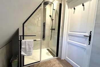 it enjoys an ensuite bathroom 