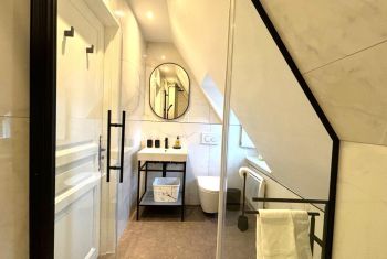 it enjoys an ensuite bathroom 
