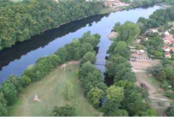 the Dordogne river at a 3km distance from the house (to swim, rent canoe, snack available, etc...)