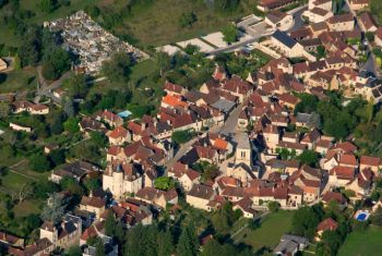 The charming village of Daglan offers all facilicities 