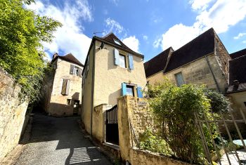 It is set on one of the oldest part of the medieval village, dating from XII century 