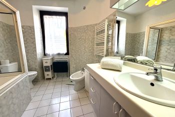 The full bathroom is set at 1st floor