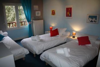 The children's bedroom with 3 single beds