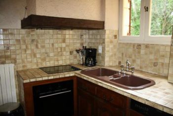 The fully equipped kitchen