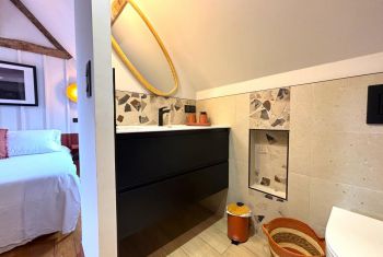 it enjoys an esnuite shower room with cabin and toilet 