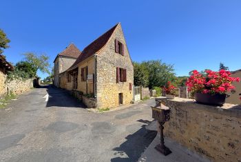 The house is set in the very center of Domme 