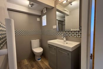 it also enjoys a private shower room