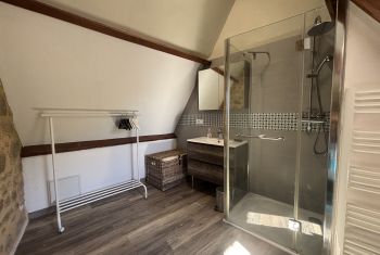 It enjoys an ensuite shower room 