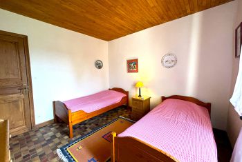 the last bedroom with two single beds 