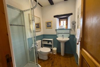 It enjoys an ensuite shower room 