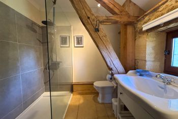 It enjoys a newly renovated shower room 