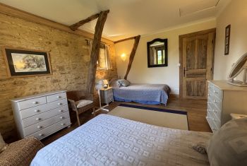 The adjacent twin bedroom