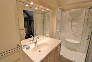 with en suite shower room