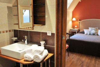 It also enjoys an ensuite shower room