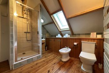 with its private en suite shower room