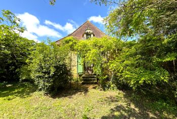 and enjoys a romantic access to the garden 