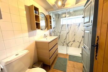 The Barn : the full bathroom on the groundfloor 