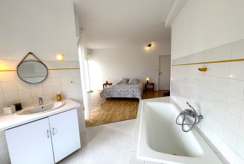 It enjoys an open plan style bathroom 