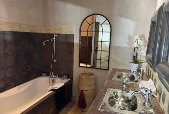 La Mansarde - the GARANCE ensuite bathroom 