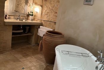 La Mansarde - the CELADON ensuite bathroom 