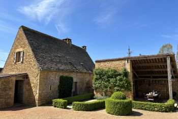 The seocnd house LA BERGERIE and the outdoor dining area 