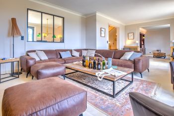 The stylish lounge 