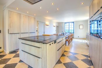 The beautiful fully-equipped kitchen