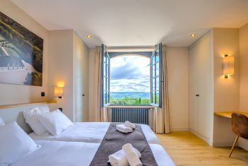 The first double bedroom on the groundfloor (king size bed)