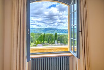 It benefits from a breathtaking view over the gardens! 