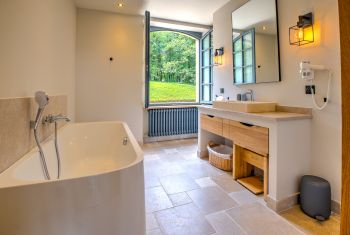 Its ensuite full bathroom with bathtub and walk-in shower 
