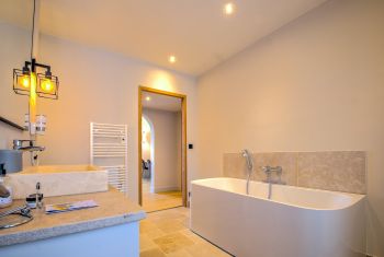Its ensuite full bathroom with bathtub and walk-in shower 