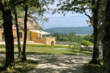 The distance bewteen the guests house and the main house 