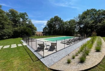 The swimming pool is fully fenced to offer a perfect safety to the youngests 