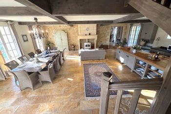 The light and bight kitchen and dining room 