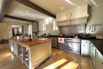 The beautifuly equiped open plan kitchen 