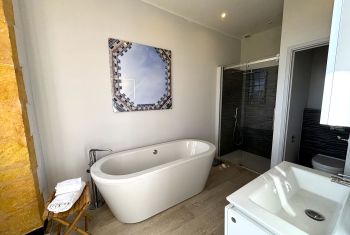 It enjoys and ensuite full batrhoom 