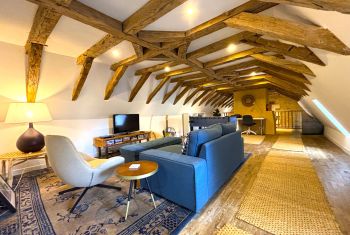 The large lounge at first floor 