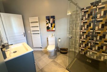 and an ensuite shower room 