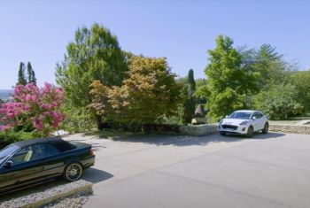 The parking area for up to 6 cars 